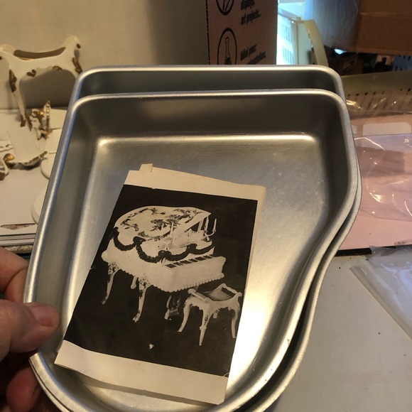 Vintage 1973 Wilton grand piano cake kit with two aluminum pans and candlesticks - Picture 3 of 12
